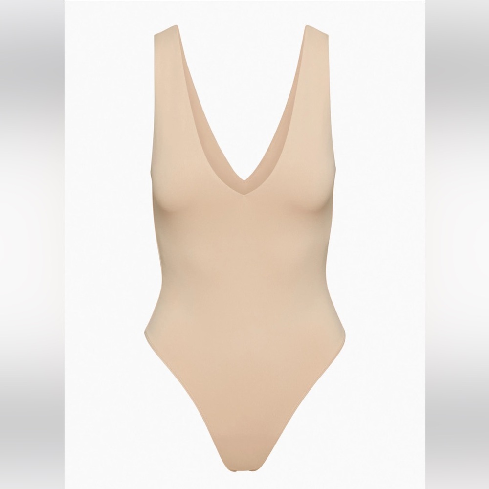 Babaton Contour V Neck Bodysuit